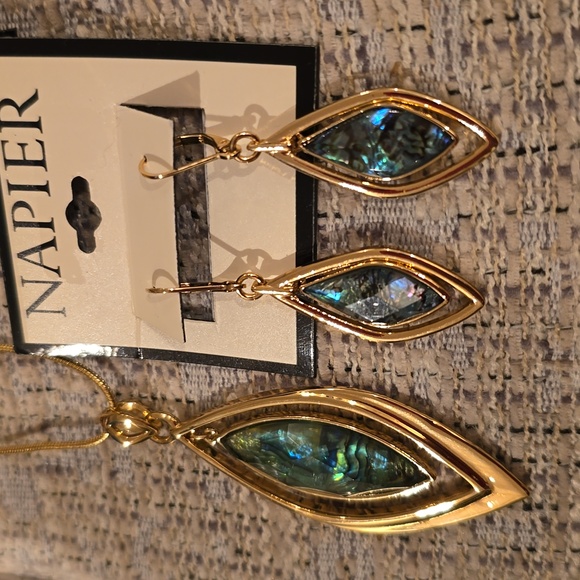 NAPIER BRAND WOMENS FASHION JEWELRY PENDANT NECKLACE & MATCHING DANGLE EARRINGS - Picture 1 of 12